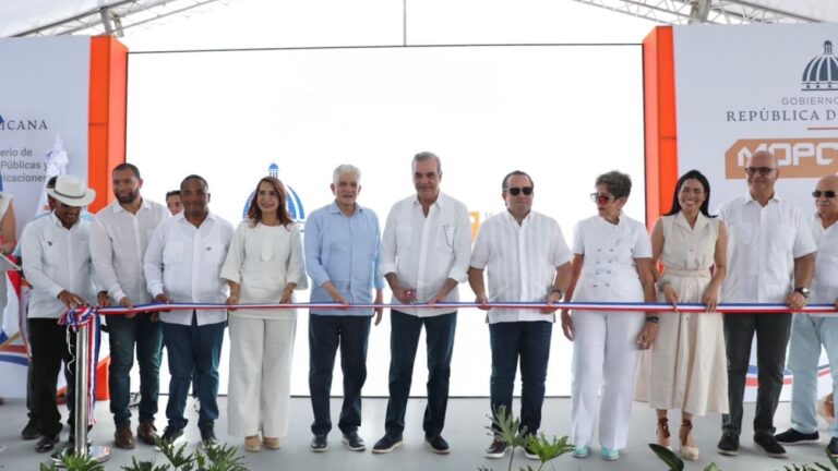 Presidente Abinader entrega carretera Villa Elisa-Punta Rucia-La Ensenada, que conecta Puerto Plata con Montecristi