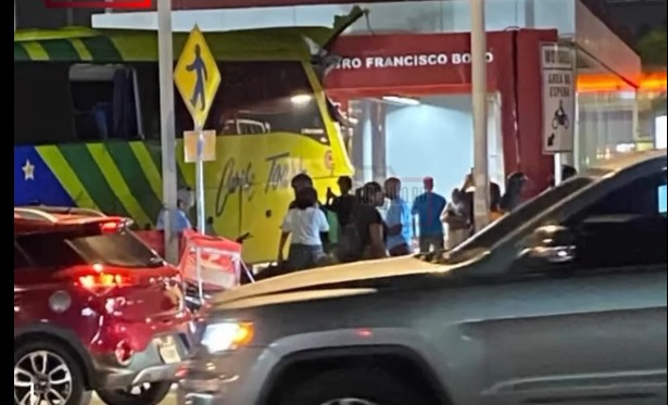 Empleada del Metro resulta herida tras choque de autobús de Caribe Tours con estación Pedro Francisco Bonó