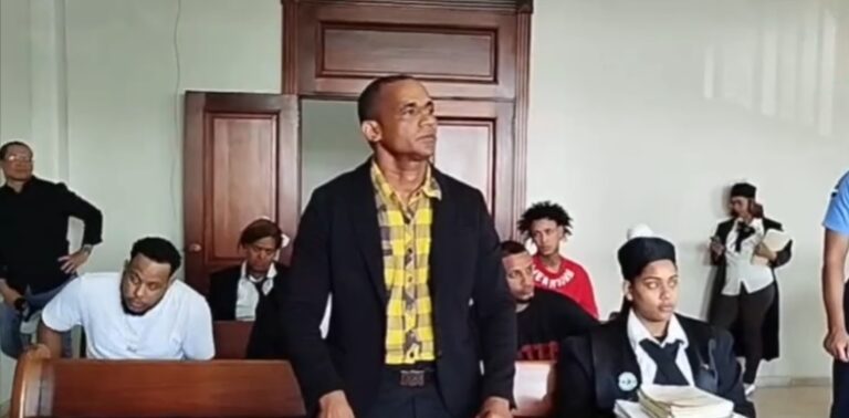 Diez años de cárcel a profesor por abusar sexualmente de 13 estudiantes en centro educativo de Santiago