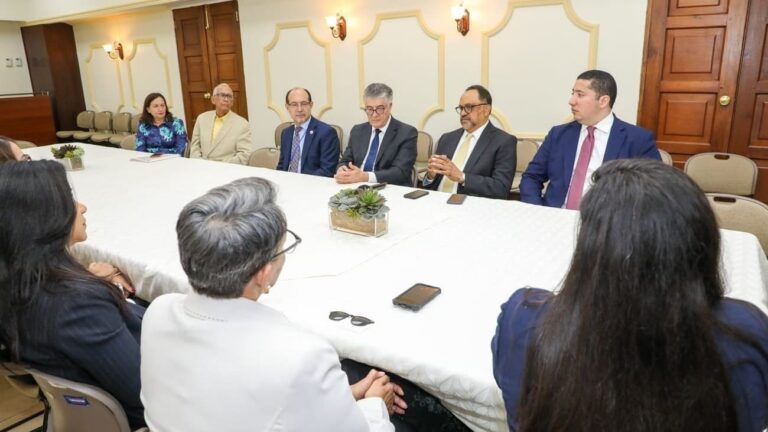 Consultor jurídico del Poder Ejecutivo recibe delegación del Foro Internacional de Salud Mental y Sistema Penitenciario