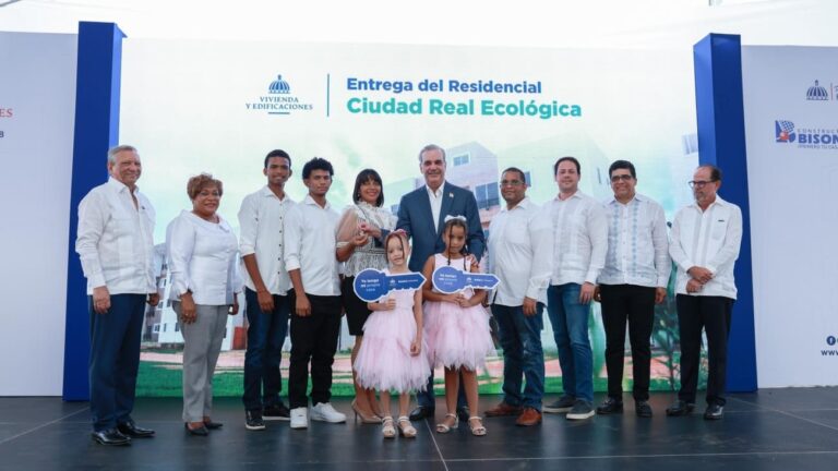 Presidente Abinader supera las 20,000 viviendas entregadas en su gestión; este domingo, 488 familias en SDE recibieron su nuevo hogar