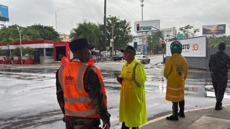 Digesett, MOPC y los ayuntamientos supervisan condiciones de las vías durante paso de la tormenta Melissa