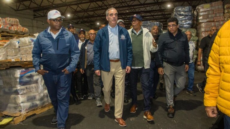 Presidente Luis Abinader supervisó los alimentos que se están entregando a las poblaciones en alerta roja ante el paso de la tormenta Melissa