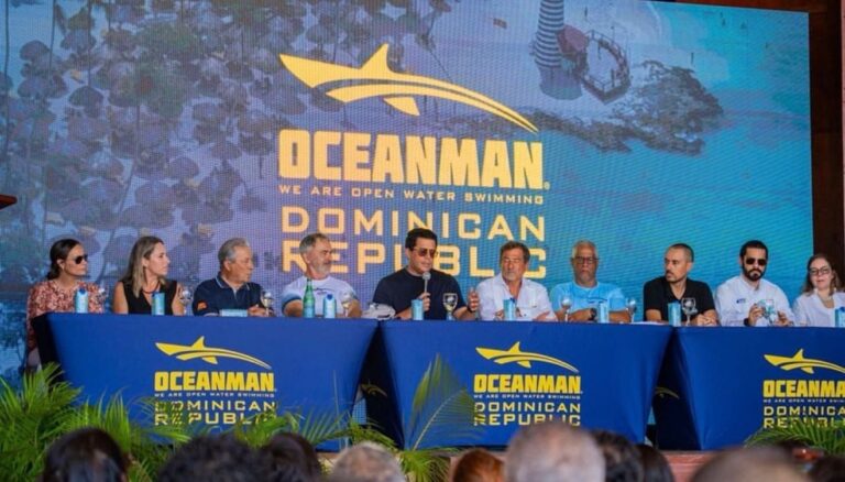 Bayahíbe da la bienvenida a Oceanman Dominican Republic 2025, con la presencia del Ministro de Turismo, David Collado