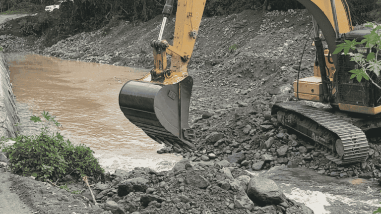 La Caasd intensifica limpieza de cañadas ante el paso de la tormenta Melissa