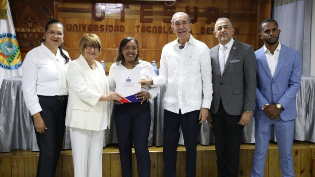 Mescyt otorga 117 becas nacionales a estudiantes de Utesur en Azua Mescyt otorga 117 becas nacionales a estudiantes de Utesur en Azua