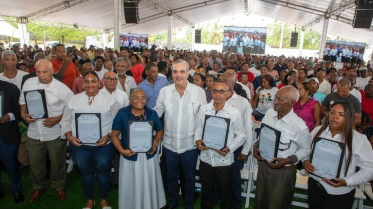 Presidente Abinader entrega 3,100 títulos de propiedad, de un total de 5,636, a familias en Palmarejo-Villa Linda