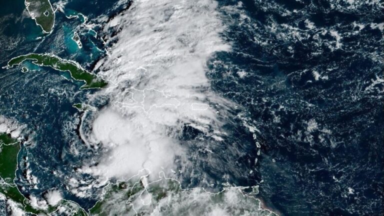 Indomet advierte que la tormenta Melissa seguirá provocando aguaceros intensos y oleaje peligroso