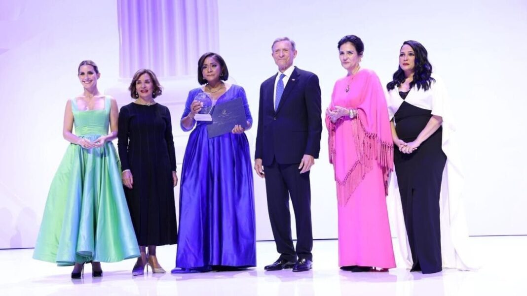 Mirex entrega Premio al Emigrante Dominicano Sr. Oscar de la Renta al líder comunitario Augusto Taveras Mirex entrega Premio al Emigrante Dominicano Sr. Oscar de la Renta al líder comunitario Augusto Taveras