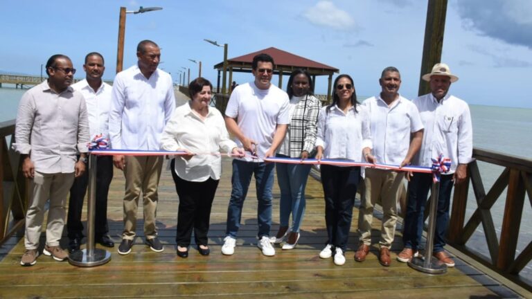 Ministro David Collado entrega reconstruido muelle turístico de Miches