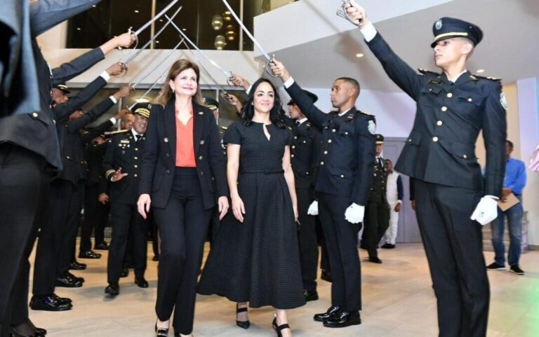 Ministra Faride Raful recibe Medalla al Mérito Policial por su liderazgo en la transformación de la Policía Nacional