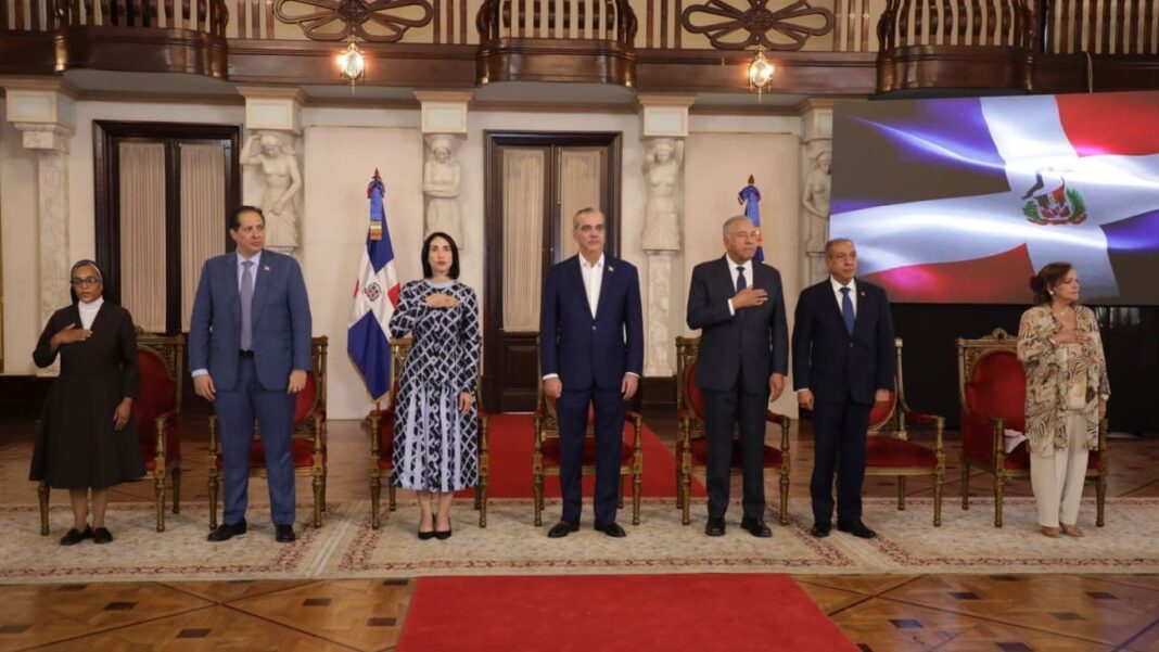 Presidente Abinader entrega premios Adulto Mayor del Año a Josefina Miniño y Protector de la Persona Envejeciente a Sor Agripina Acosta Presidente Abinader entrega premios Adulto Mayor del Año a Josefina Miniño y Protector de la Persona Envejeciente a Sor Agripina Acosta