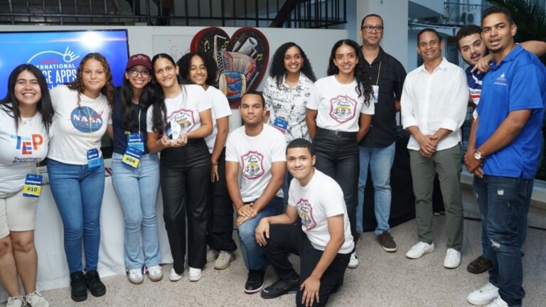 Estudiantes del sector público ganan todas las categorías del NASA Space Apps Challenge 2025 en Santiago de los Caballeros