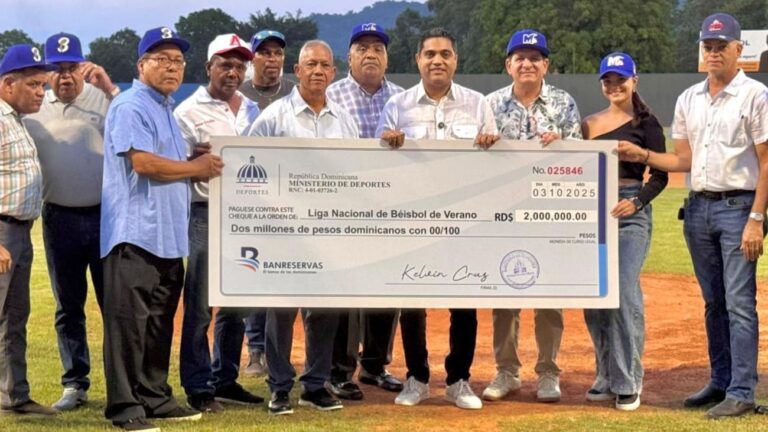 Ministro de Deportes entrega aporte de dos millones de pesos a Liga de Verano