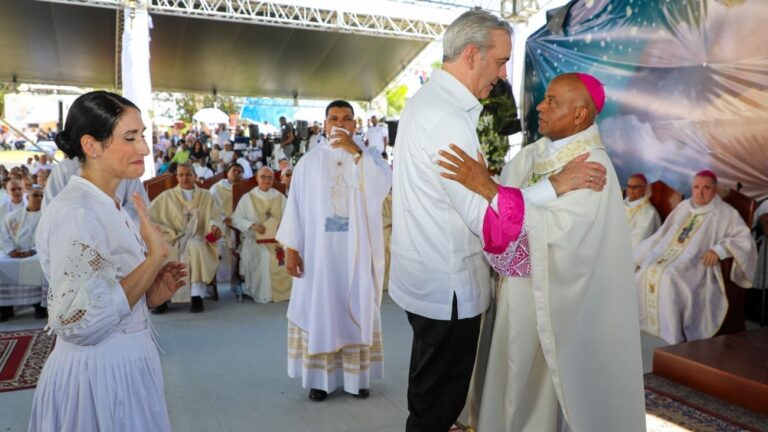 Presidente Abinader participa en emotiva ceremonia por la creación canónica de la diócesis de Stella Maris y la ordenación episcopal de monseñor Manuel Antonio Ruiz de la Rosa