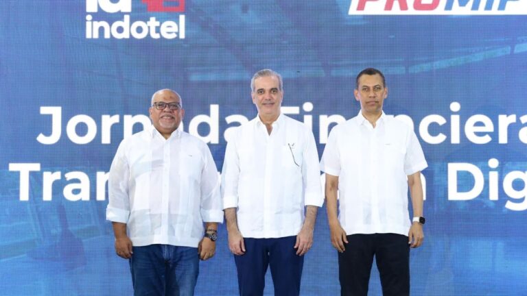 Presidente Abinader encabeza entrega de RD 150 millones en créditos a través de Promipyme y becas para capacitaciones en tecnología por medio del Indotel