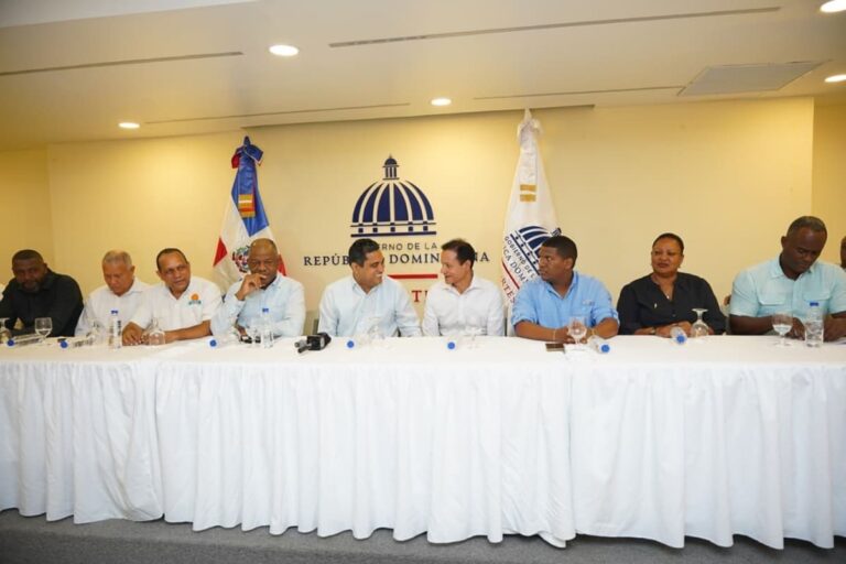 Ministro de Deportes anuncia respaldo al VII Torneo de Baloncesto Superior de SDO