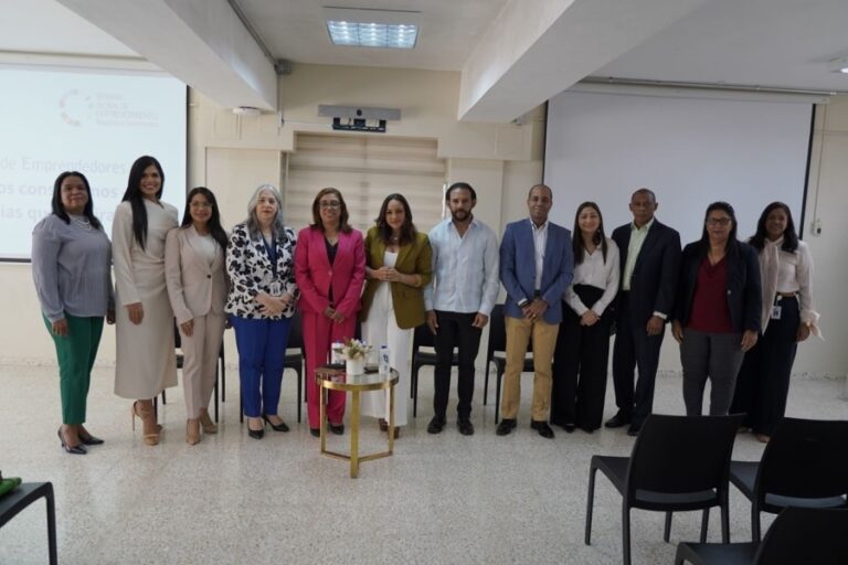 Realizan panel “Juntos construimos historias que inspiran” para motivar a futuros emprendedores del INFOTEP