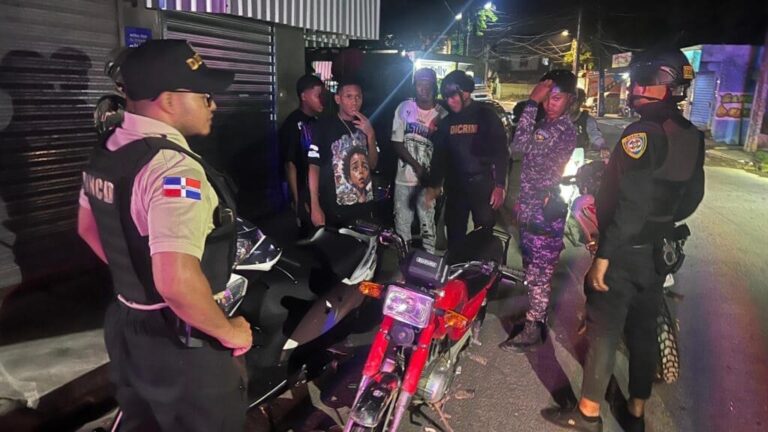 Policía detiene antisociales, ocupa drogas y recupera motocicletas robadas en SDN
