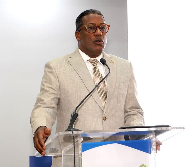 Director IDOPPRIL destaca mejoras en servicios durante visita a La Vega