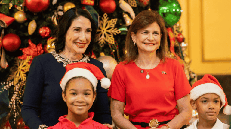 Palacio Nacional enciende su árbol y da inicio a la Navidad con acto encabezado por la primera dama y la vicepresidenta
