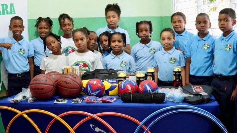 Inefi remodela canchas y entrega utilería deportiva en San Cristóbal