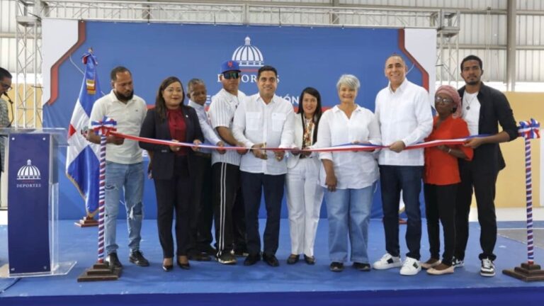 Ministro Kelvin Cruz inaugura multiuso en Ramón Santana, San Pedro de Macorís
