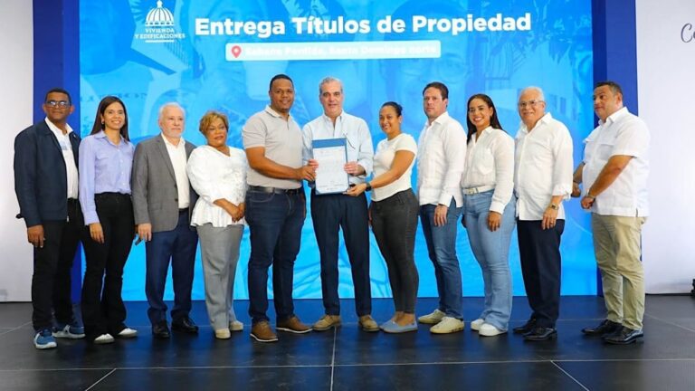 Presidente Abinader entrega 551 títulos de propiedad en Sabana Perdida, SDN; dice es la mejor inversión para el desarrollo económico y social