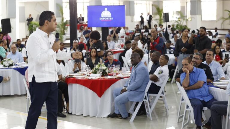 Ministro Kelvin Cruz celebra en grande junto a atletas el Día Nacional del Deporte