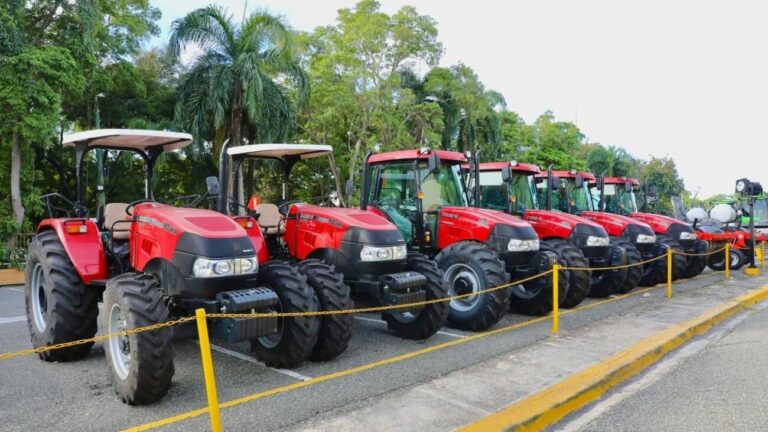 Presidente Abinader entrega maquinarias modernas para reducir mano de obra extranjera e impulsar mecanización del campo