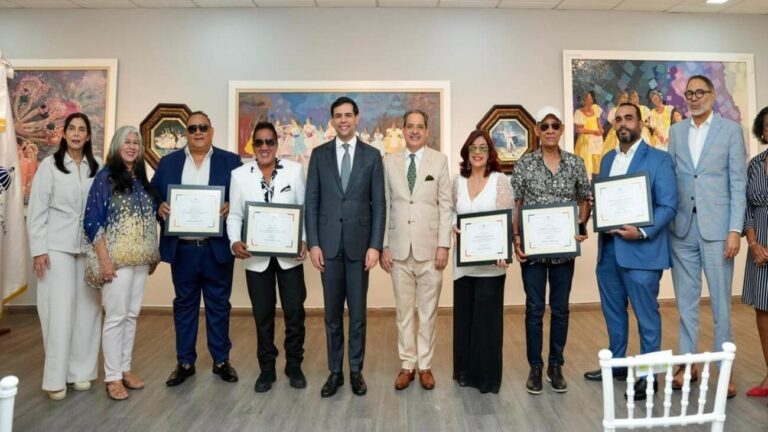 El homenaje, con motivo de la celebración del Día Nacional del Merengue, fue encabezado por el ministro Roberto Ángel Salcedo.