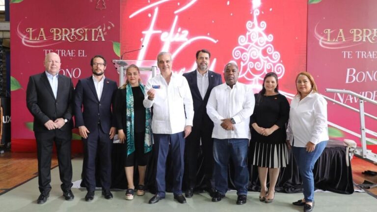 Presidente Abinader lanza el Bono Navideño 2025 para 2.6 millones de dominicanos; llama al pueblo a fortalecer la familia y la unión nacional en esta Navidad
