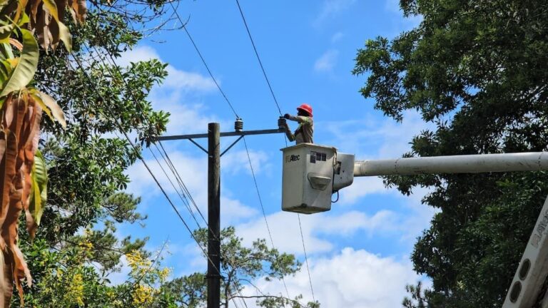 Edenorte realiza adecuaciones de redes eléctricas en Puerto Plata para mejorar la calidad del servicio