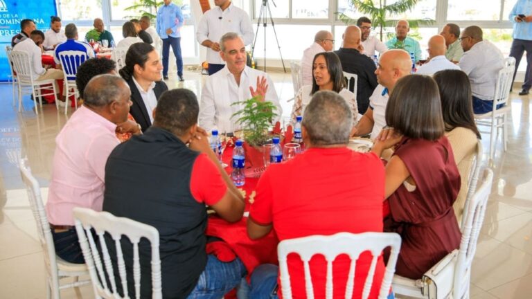 Presidente Abinader resalta trabajo de periodistas que cubren la fuente del Palacio Nacional