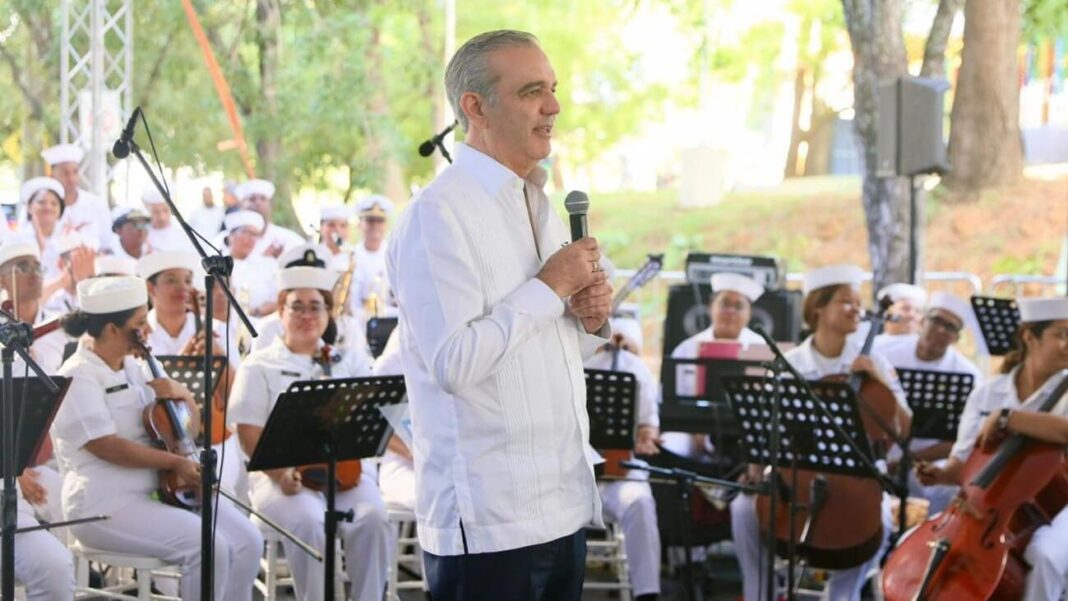 El presidente Luis Abinader y la vicepresidenta Raquel Peña comparten villancicos navideños con familias y niños del entorno de la Casa Presidencial de Santiago El presidente Luis Abinader y la vicepresidenta Raquel Peña comparten villancicos navideños con familias y niños del entorno de la Casa Presidencial de Santiago