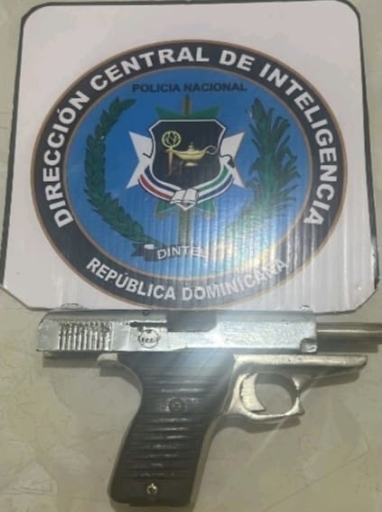 Policía Nacional interviene punto de distribución de drogas y ocupa arma de fuego ilegal en Moca