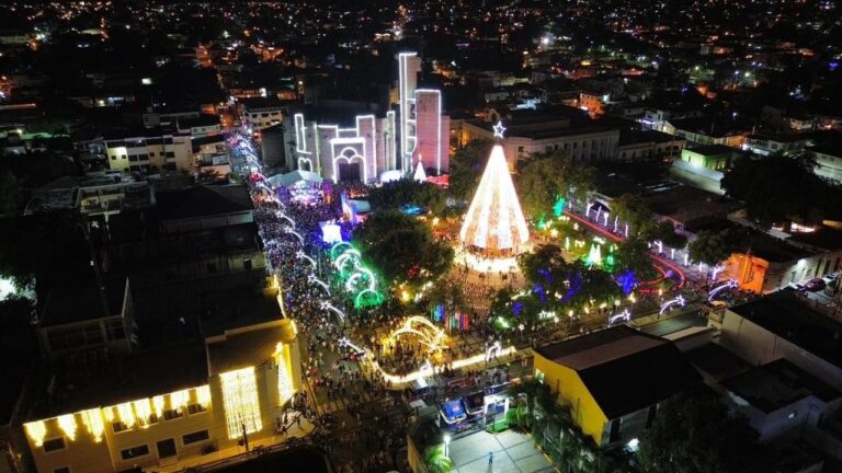 La Alcaldesa de La Vega Inaugura el Mágico Parque de la Navidad con un Espectacular Encendido de Luces