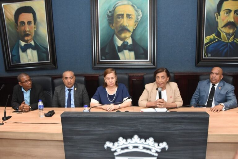 Gobierno y Municipio despliegan ofensiva vial en La Vega: Asfaltado, bacheos, fecha para puente Antonio Guzmán y retorno a hospital