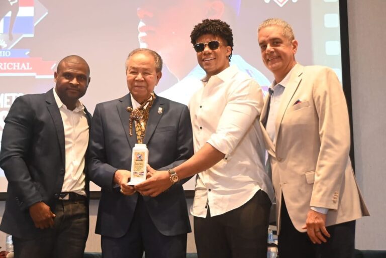 El primer dominicano miembro del Salón de la Fama de Cooperstown del Béisbol de las Grandes Ligas, Don Juan Marichal, entregó este domingo al estelar de los Mets de Nueva York, Juan Soto, el galardón que lo acredita como el mejor jugador dominicano en la temporada 2025 de MLB.