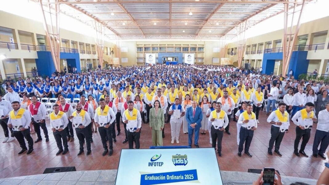 Primera dama Raquel Arbaje encabeza graduación de 1,177 nuevos técnicos del Infotep en la región Este