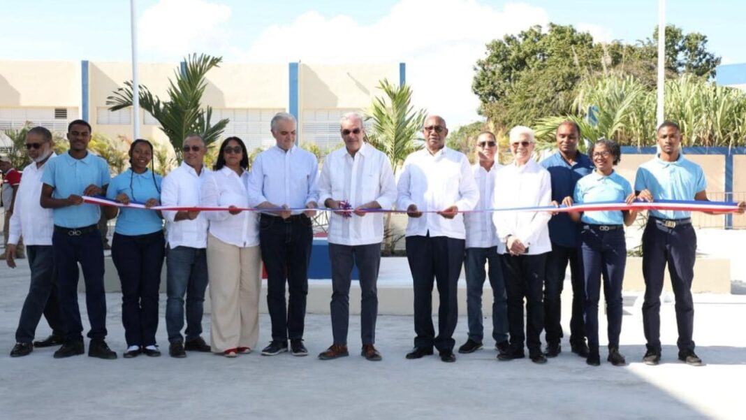 Presidente Abinader inaugura Liceo Experimental UASD en Elías Piña, tras de 12 años paralizado Presidente Abinader inaugura Liceo Experimental UASD en Elías Piña, tras de 12 años paralizado
