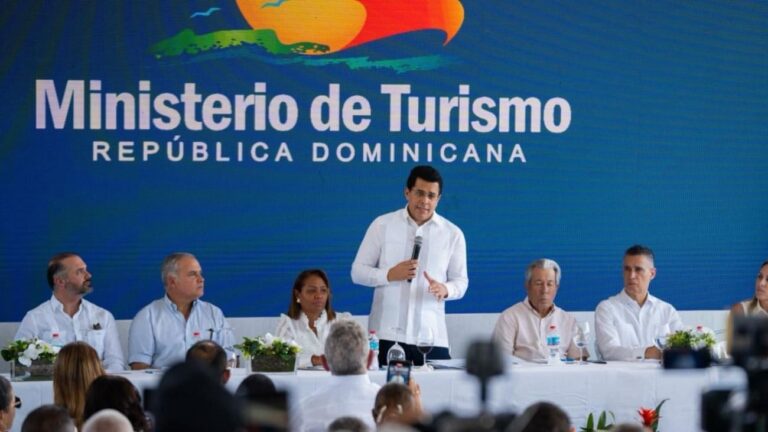 Ministerio de Turismo inaugura moderno estacionamiento de 26,000 metros cuadrados en playa de Bayahíbe