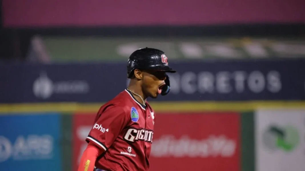 Gigantes golpean a Leones y pasan al tercer lugar en la liga dominicana Gigantes golpean a Leones y pasan al tercer lugar en la liga dominicana
