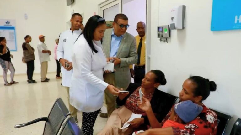 Gobierno entrega bono navideño a hospitales y otras instituciones de salud y discapacidad