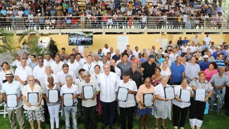 Presidente Abinader entrega 1,305 títulos de propiedad y afirma que “hoy se hace justicia social” en el sector de Pueblo Nuevo