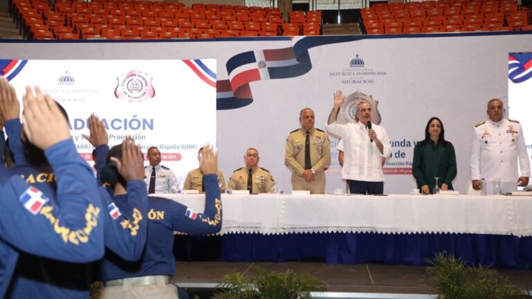 Presidente Abinader juramenta 865 nuevos agentes para fortalecer el control migratorio en todo el país