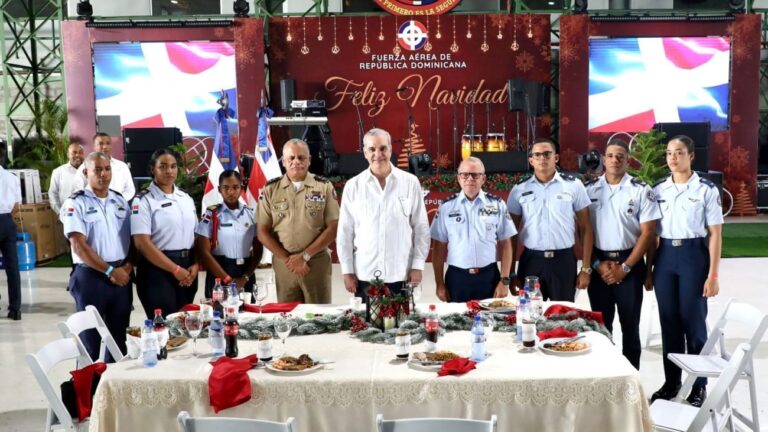 Presidente Abinader almuerza con oficiales y soldados de la Armada y Fuerza Aérea