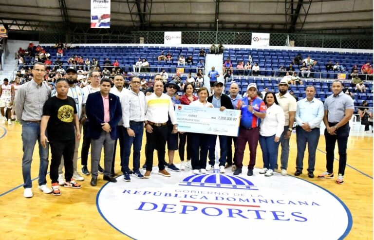 Alcaldía de La Vega otorga aporte de un millón de pesos al Torneo de Baloncesto Superior con Refuerzos