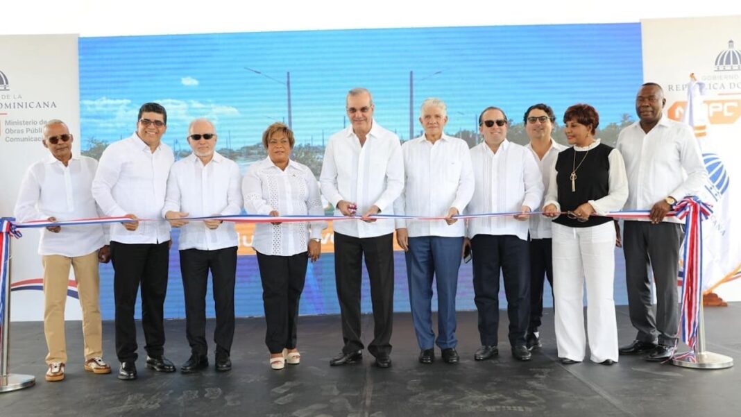 Presidente Abinader inaugura fase final de la avenida Ecológica; dice que esta obra impulsa la logística, el comercio exterior y la competitividad del país Presidente Abinader inaugura fase final de la avenida Ecológica; dice que esta obra impulsa la logística, el comercio exterior y la competitividad del país