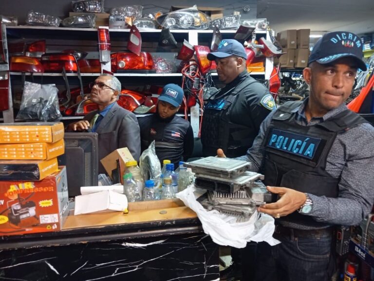 PN y MP desmantelan estructura dedicada al robo y tráfico de piezas de vehículos; ocupa 130 evidencias electrónicas y detiene a tres implicados